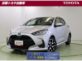 低燃費で走りも爽快な【ヤリス】ハイブリッド。ボリュームのある丸みが斬新で、艶やかなフォルムです。小回りもきいて、狭い道でもスイスイ走れます。