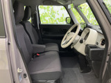 広々とした室内空間で、ゆったりとくつろげます。運転席からの視界も良好で、運転操作も快適に行えます。