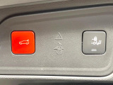 ●電動リアゲート:ワンタッチでリアゲートの開閉ができ、荷物などで両手が塞がっている状態でも簡単に開閉ができる便利機能です。