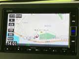目的地までスムーズに導いてくれるナビゲーションシステム。高精細な地図表示で、初めての道も安心です。ドライブの計画も立てやすくなりますね。