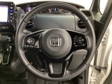 ハンドルにHondaセンシング系のクルーズコントロールやレーンキープアシストなどのスイッチと、オーディオの操作スイッチが装備されています。ハンドルから手を離さず安全に操作できます。
