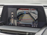 パノラミックビューモニターを装備!上から車両を見下ろしたような映像をナビ画面に表示できます。車両前後左右に搭載した4つのカメラ映像を継ぎ目なく合成!目視では見えない部分もリアルタイムで見れます。
