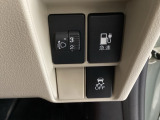 VSA装備車です。VSAはドライバーの操作と車の動きを見守っています。もし車の挙動が乱れたとき、4輪別々にブレーキをかけたり、エンジンパワーをしぼることによって車を安定させます。