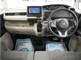 運転にかかわる様々な操作を安全に行えるように視点移動が少なく、操作性に配慮されたスイッチ類が凝縮されたコクピットです。