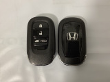 スマートキーを装備しています。鍵を差し込むことなくドアロックの開け閉めと、スタートボタン操作でのエンジンスタートができます。ボタン操作でトランクが開けられる電動テールゲートのボタンもついています。