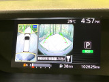 【アラウンドビューモニター】専用のカメラにより、上から見下ろしたような視点で360度クルマの周囲を確認することができます☆死角部分も確認しやすく、狭い場所での切り返しや駐車もスムーズに行えます。