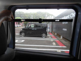 スライドドアにロールシェイドが付いています。日差しを和らげてくれそうです