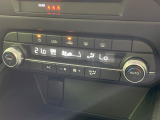 【オートエアコン】一度お好みの温度に設定すれば、車内の温度を検知し風量や温度を自動で調整。暑い&hellip;寒い&hellip;と何度もスイッチ操作をする必要はありません。快適な車内空間には必須の機能ですね♪