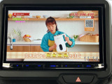停車中にテレビや動画を楽しめるTV画面。長距離移動の際の休憩時間などに最適です。エンターテイメントで快適な時間を過ごせます。
