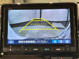 リバースギアに入れるだけで後方の表示へ切り替わります。夜間や雨の日の駐車も楽になりますよ。