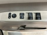 【パワーウィンドウスイッチ】ワンタッチで、パワーウインドウやドアミラーを操作できます。