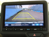リアワイドカメラシステム!従来の視野に加えて、後方側方を約180&deg;まで見えるワイドビューと、後方を真上から見たような視野で駐車時などに便利なトップダウンビューの3つの視野があります!