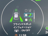 【ブラインドスポットインフォメーション】走行中、ドアミラーの死角になりやすい箇所に後続車が接近するとサイドミラー付近に警告を表示、ドライバーに注意喚起をしてくれます。