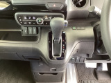 足元スッキリ、インパネシフトです。パーキングブレーキはフットブレーキタイプなので、運転席と助手席の間がスッキリしています。
