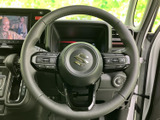 握りやすいステアリングは、運転操作を快適にします。操作スイッチも配置されており、運転中でも直感的に操作可能です。