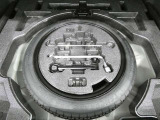 【応急用タイヤ】・・・万一のときにも安心な応急用タイヤはしっかり備わっております。中古車選びにはこういうチェックもお忘れずに。