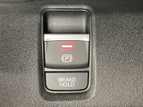 セレクトレバーの右に電子制御パーキングブレーキがあります。スイッチひとつで、停車した地点の傾斜などをシステムが検知・判断してブレーキ力を自動的に最適制御し、しっかり停車できるパーキングシステムです。