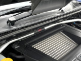 【STIタワーバー】お車の剛性を高めるタワーバーを装備。よりスムーズなコーナリング走行が可能となり、走りも楽しめます。