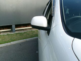 電動格納式ミラーなので、対向車などとのすれ違い時にも便利です。