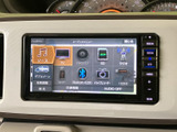 お気に入りの音楽を車内で楽しめます。様々なソースに対応し、快適なドライブを演出します。