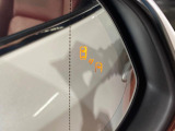【ブラインドスポットモニター】走行中、ドアミラーの死角になりやすい箇所に後続車が接近するとサイドミラーのレンズに警告を表示!ドライバーに注意喚起をしてくれます。