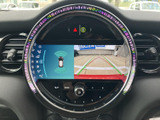 後方状況を鮮明に映し出すモニターで、安全な運転をサポートします。駐車時の不安を軽減してくれます。