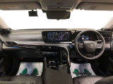 運転席側はコックピットのような「包まれ感」、助手席側は「開放感」をインテリア!席ごとのパーソナル空間が演出されています!柔らかな素材と金属加飾のコントラストがモダンさを感じさせてくれます!