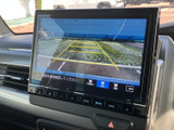 狭い場所での駐車も安心。後方の状況を画面で確認できるので、安全に駐車操作が行えます。ガイドライン表示で、距離感もつかみやすいです。