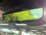 【スマートリヤビューミラー】後席の大きな荷物や同乗者で後方が確認しづらい時でも安心!カメラが撮影した車両後方の映像をルームミラー内に表示。クリアな視界で状況の確認が可能です!