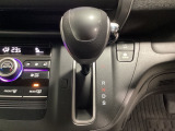 CVT車のセレクトレバーです。低速から高速まで、変速ショックのないスムーズな走りを実現するとともに、エンジン効率のよい領域を維持することで燃費にも貢献します。