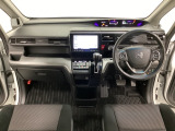 車内は光触媒抗菌消臭施工済です。スタイリッシュなデザインでスポーティなインパネ周りを演出します。グローブボックスやカップホルダーのほかにトレーなどたくさんの収納スペースが付いています。