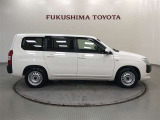 【まるごとクリーニング】シートを取り外し、車内を徹底洗浄。隅々まで丁寧に仕上げています。