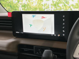 後方確認をサポートするモニター画面です。安全な駐車や車線変更に役立ちます。運転に不安を感じる方にもおすすめです。