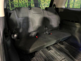 床下収納式のサードシートです。座席部分をコンパクトに収納でき、広大な荷室スペースとしてお使いいただけます!乗車人数や荷物の量など利用シーンに合わせて3列目を有効活用でき、とっても便利♪