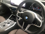【ハンドル】ドライバーとBMW車の一体感がダイレクトに伝わるステアリングホイール。形状・太さへの拘りに加えて、操作性を高める為にスイッチ類も配置。クイックかつ安定のドライビングを体感下さい!