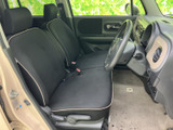 運転席はゆったりとしたスペースを確保。長距離運転でも疲れにくい設計です。シートの素材も肌触りが良く、快適なドライブをサポートします。