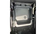 助手席シート下にはバッケットタイプの小物入れがあります。シューズや洗車道具など収納できます。
