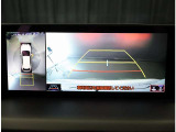 パノラミックビューモニター。車両を上から見たような映像を表示。運転席から目視しにくい車両周囲の状況をリアルタイムで確認できます。