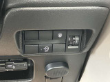 ◆車線逸脱防止支援システム◆走行車線の右側もしくは、左側のレーンマーカーに近づくとメーター内の警告灯が点滅と同時にブレーキを短時間制御し、車両を車線内に戻す方向に制御してくれます!