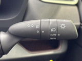 操作しやすい位置に配置されたウインカーレバー。スムーズな操作で、安全な車線変更をサポートします。直感的に操作できるので、運転に集中できます。