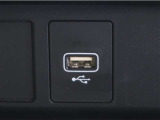 USB接続により外部オーディオと連携する事が出来、車内で音楽を楽しむ事が出来ます。