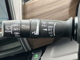 雨天時でもクリアな視界を確保。運転に必要な情報を確かなものとし、安全運転をサポートします。操作性にも配慮されています。