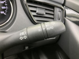 操作しやすいウインカーレバー。スムーズな操作で、安全な車線変更をサポートします。オート機能も搭載で、便利です。