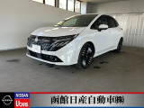 日産「オーラ」明るい運転席回りで見渡しが良いです。