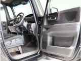 運転席・助手席ドアは開口範囲が広く、とても乗りやすいですよ!収納スペースもあります!