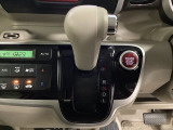 CVT車のセレクトレバーです。低速から高速まで、変速ショックのないスムーズな走りを実現するとともに、エンジン効率のよい領域を維持することで燃費にも貢献します。