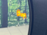 【ブラインドスポットモニター】走行中、ドアミラーの死角になりやすい箇所に後続車が接近するとサイドミラー付近に警告を表示、ドライバーに注意喚起をしてくれます。