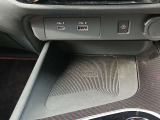 ワイヤレス充電器がございますので車の中でも充電出来ます。