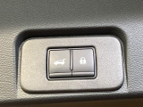 【パワーバックドア】スマートキーや運転席のボタンを押すだけでリアゲートが自動で開閉します!荷物を持っている時や、高い位置にあるバックドアを閉める際に便利な機能です♪