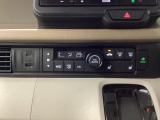 オートエアコンはこまめに温度調節するので、燃料の消費量をより少なくできます。シートヒーター付きなので寒い日も快適です。USBチャージャー搭載。スマートフォンなどの充電にとっても便利です。